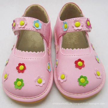 Rosa quietschende Schuhe mit kleinen Blumen